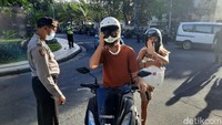 Satpol PP mendapati para WNA membawa masker dan helm. Namun sengaja tak dipakai (dok Satpol PP Badung)