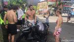 Potret Bule Ngeyel Langgar Prokes di Bali, Disanksi Malah Ketawa-ketiwi