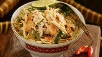 Soto Kudus paling terkenal di Jawa Tengah. Kuahnya bening dengan suwiran ayam dan bumbu ringan. Irisan bawang putih goreng gurih wangi jadi toppingnya. Untuk cara membuatnya bisa dilihat DI SINI! Foto: iStock