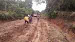 Potret Aksi Epik Pria Mandi Lumpur Kritik Jalan Rusak di Asahan Sumut