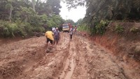Harapan kita pemerintah jeli dan diperhatikan jalan ini biar bagus, kata Sudirman. (Foto: dok. Istimewa)