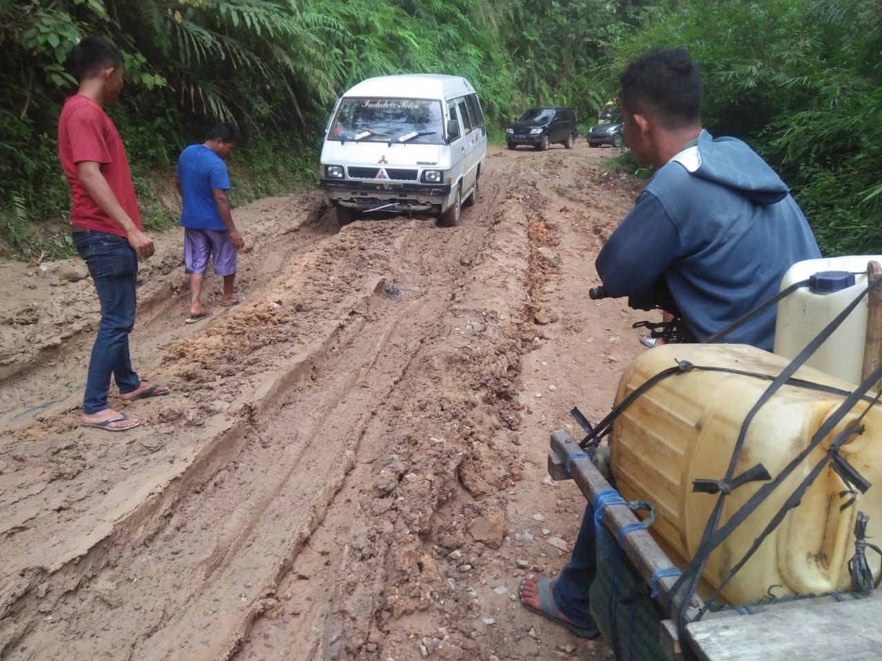 Sudirman berendam di lumpur untuk protes jalan yang rusak Sudirman berendam di lumpur untuk protes jalan yang rusak