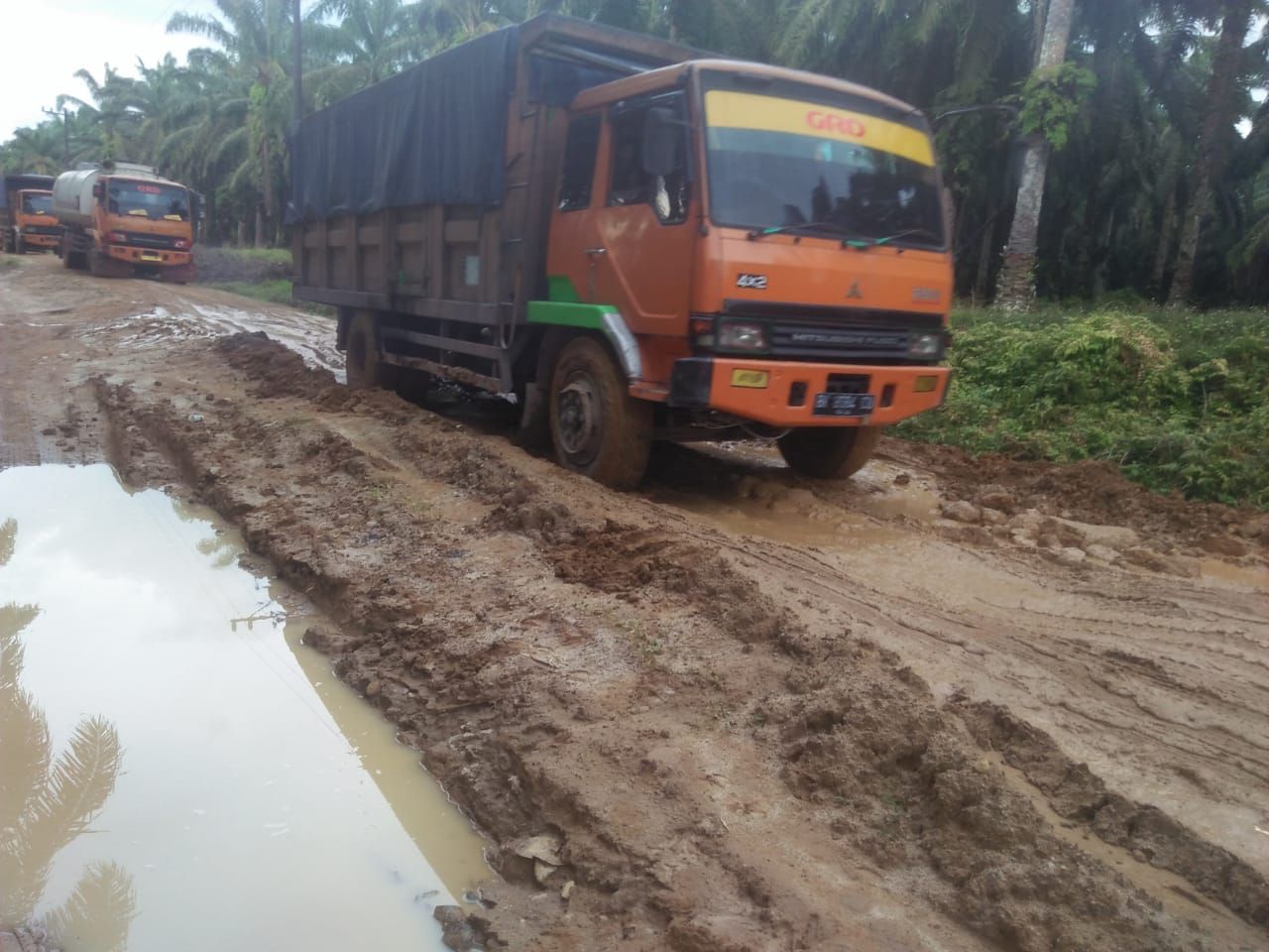 Sudirman berendam di lumpur untuk protes jalan yang rusak