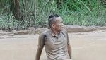 Potret Aksi Epik Pria Mandi Lumpur Kritik Jalan Rusak di Asahan Sumut