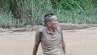 Dilihat detikcom, Jumat (8/1/2021), terdapat sejumlah foto Sudirman sedang berendam di lumpur yang terdapat di tengah jalan.  (Foto: dok. Istimewa)