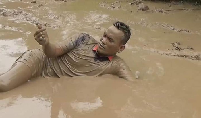 Sudirman berendam di lumpur untuk protes jalan yang rusak