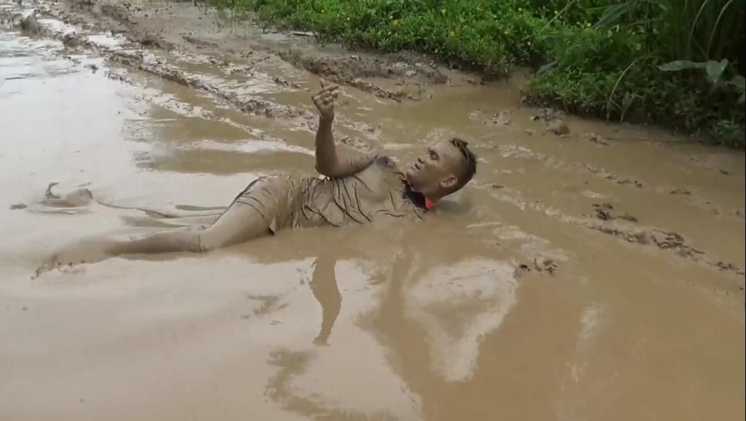 Sudirman berendam di lumpur untuk protes jalan yang rusak