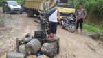 Potret Aksi Epik Pria Mandi Lumpur Kritik Jalan Rusak di Asahan Sumut