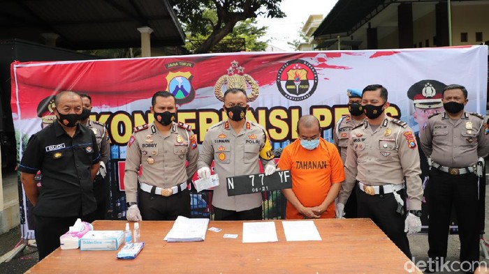Pelaku kasus tabrak lari dengan korban tukang becak dibekuk Satlantas Polres Kediri. Pelaku diburu dan ditangkap di Kota Malang.