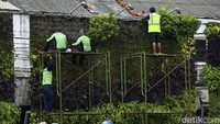 Sejumlah petugas melakukan perawatan dengan mengganti tanaman hias baru di dinding taman vertikal Tugu tani, Menteng, Jakarta Pusat, Jumat (08/01/2021).