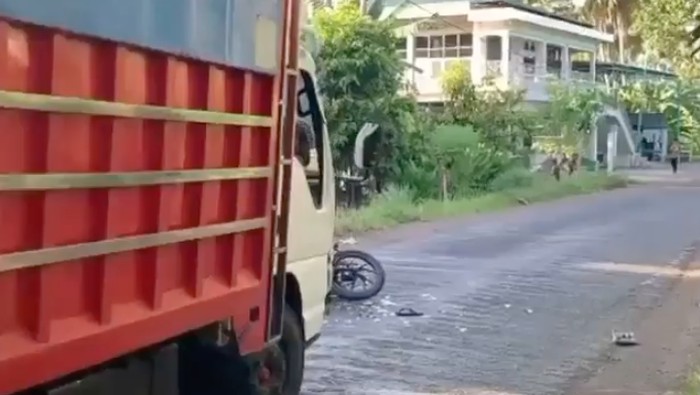 Tangkapan layar video viral sopir truk di Sulsel tabrak pemotor lalu melarikan diri (dok. Istimewa).