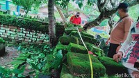 Panjang pagar sekitar 14 meter dengan lebar 9,3 meter. Di dalam pagar tampak ada 19 makam kuno dengan nisan batu tanpa tulisan angka maupun huruf. Terlihat ada dua makam yang sudah rata dengan tanah.
