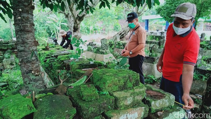 Temuan Makam Kuno Berpagar Bata Jumbo di Klaten Tim Balai Pelestarian Cagar Budaya (BPCB) Jateng mengecek makam kuno di Klaten yang berpagar batu bata berukuran jumbo. Penasaran?