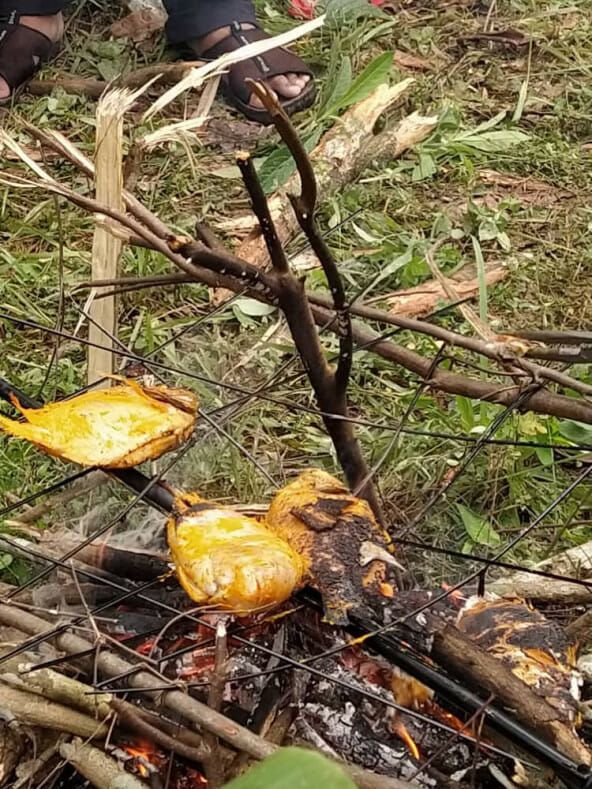 Terjebak Macet, Pasangan Ini Malah Bakar Ikan di Pinggir Jalan