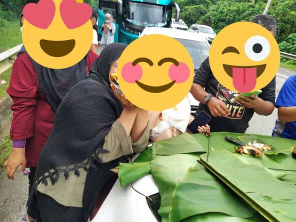 Terjebak Macet, Pasangan Ini Malah Bakar Ikan di Pinggir Jalan
