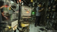 Warga mengisi token listrik di Rusun Bendungan Hilir, Jakarta, Jumat (8/1/2021). Bagi pelanggan golongan rumah tangga daya 900 VA bersubsidi yang sudah terdaftar dalam Data Terpadu Kesejahteraan Sosial (DTKS) di Kementerian Sosial (Kemensos), diberikan diskon tarif listrik 50%.