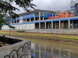 Di Seberang KBB BNI City yang Dinaturalisasi, Ada Taman-Trotoar Rusak