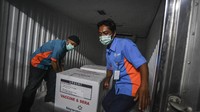 Penyaluran vaksin juga sudah dilakukan pemerintah keseluruh Indonesia, rencananya pertengahan bulan ini akan dilakukan penyuntikan guna mencegah penyebaran Covid-19. ANTARA FOTO/MUHAMMAD ADIMAJA