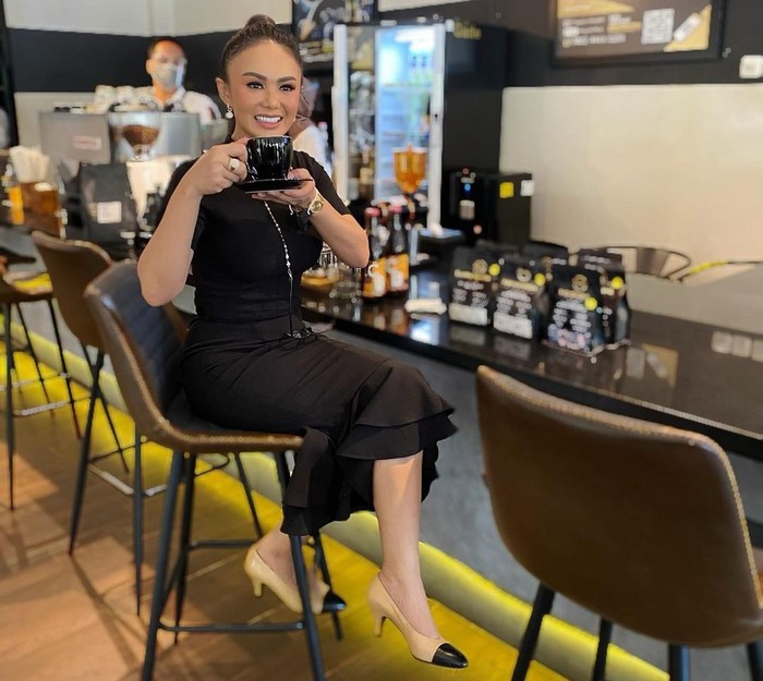 Yuni Shara minum kopi di The Gade Coffee & Gold milik Pegadaian Cabang Semarang