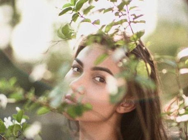 Tatapan Ariel Tatum Bikin Sabtu Kamu Makin Hangat