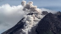FotoHingga saat ini BPPTKG masih mempertahankan status Merapi di tingkat Siaga (Level III).