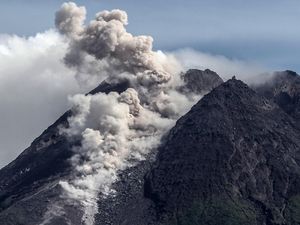 Gunung Merapi Muntahkan Awan Panas