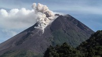 Awan panas yang dimuntahkan Gunung Merapi terlihat dari Kaliurang, Sleman, Daerah Istimewa Yogyakarta (DIY).