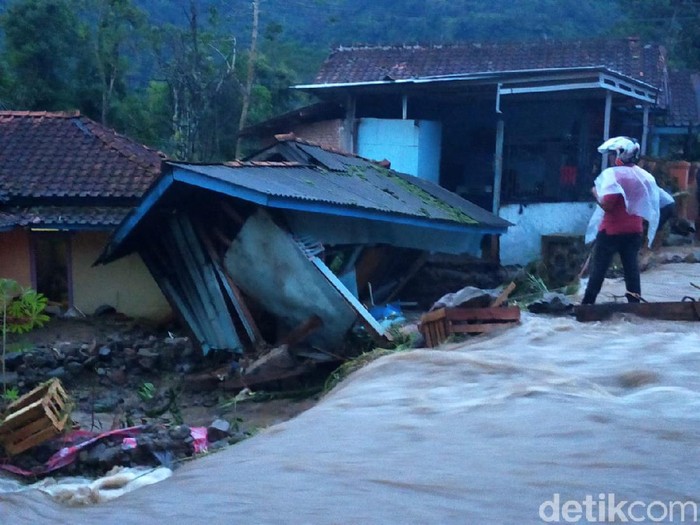 Banjir bandang di cianjur sabtu 9 januari 2021