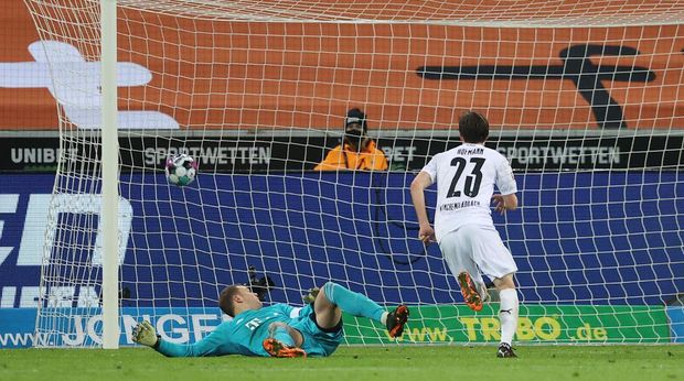 MOENCHENGLADBACH, GERMANY - JANUARY 08: Jonas Hofmann of Borussia Monchengladbach scores their sides first goal during the Bundesliga match between Borussia Moenchengladbach and FC Bayern Muenchen at Borussia-Park on January 08, 2021 in Moenchengladbach, Germany. Sporting stadiums around Germany remain under strict restrictions due to the Coronavirus Pandemic as Government social distancing laws prohibit fans inside venues resulting in games being played behind closed doors. (Photo by Lars Baron/Getty Images)