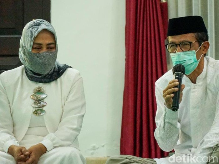 Bupati Magetan Suprawoto dan istri