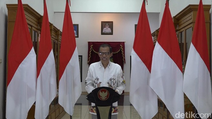Bupati Magetan Suprawoto dan istri