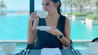 Liburan ke Bali, Puy menyamakan perjalanan kehidupan dengan secangkir kopi. Ada yang pahit dan manis. Foto: Instagram @puybrahmantya