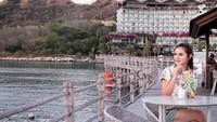 Berlibur ke Pulau Komodo, Puy memilih ngopi di salah satu resort mewah yang ada di sana. Foto: Instagram @puybrahmantya