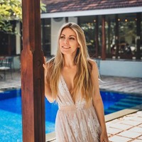 Aku operasi pemindahan lemak pad 16 Oktober dan hampir tidak bisa melewatinya. Aku kehilangn setengah darah dari dalam tubuh dan berakhir masuk rumah sakit untuk transfusi darah, tulisnya di Instagram. Foto: Instagram/@crystalhefner