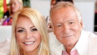 Janda Hugh Hefner itu juga memilih untuk melepas semua implan di tubuhnya. Dok. Instagram/@crystalhefner