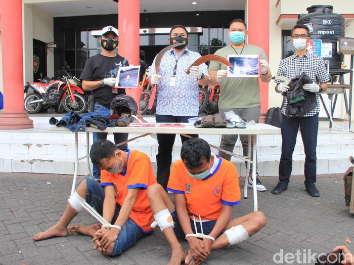 Dua pelaku pembacokan tukang ojek pangkalan yang mayatnya ditemukan bersimbah darah di Jalan Pragoto pada April 2019 silam, ditangkap.