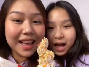 Kakak Adik Ini Bikin Es Krim Indomie, Pakai Topping Saus Sambal!