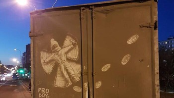 Ketika ditanya apakah dia pernah mendapat masalah karena mengerjai truk dengan gambar, dia meyakinkan bahwa hal semacam itu tidak pernah terjadi. Foto: Instagram/Nikita Golubev