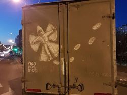 Kreatif! Karya Seni Iseng dari Truk Kotor