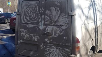 “Meski saya tidak pernah meminta izin untuk melakukan itu. Saya tidak pernah membuat sesuatu yang menghina. Saya juga tidak pernah mendiskusikan ide untuk gambar saya dengan siapa pun, tetapi saya ingat bahwa seseorang akan menemukan gambar saya di truknya dan akan turun ke jalan, jelasnya. Foto: Instagram/Nikita Golubev