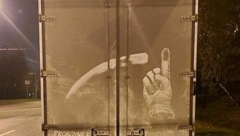 “Saya hanya ingin memulai sesuatu yang baru. Dan truk kotor membantu saya dengan itu. Ini menjadi semacam buku sketsa raksasa yang bisa saya bagikan kepada orang-orang, katanya dilansir detiKINET dari Boredpanda. Foto: Instagram/Nikita Golubev