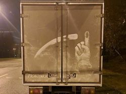 Kreatif! Karya Seni Iseng dari Truk Kotor