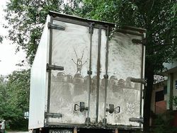 Kreatif! Karya Seni Iseng dari Truk Kotor