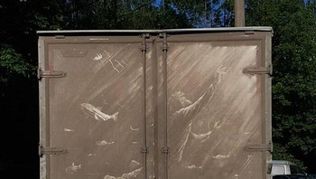 Media kotor selalu memberi kesan berbeda. Bisa kering atau basah, atau beku, tebal atau tipis, dan itu membuat saya bekerja dengan pendekatan yang berbeda, katanya. Foto: Instagram/Nikita Golubev