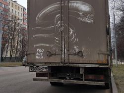 Kreatif! Karya Seni Iseng dari Truk Kotor