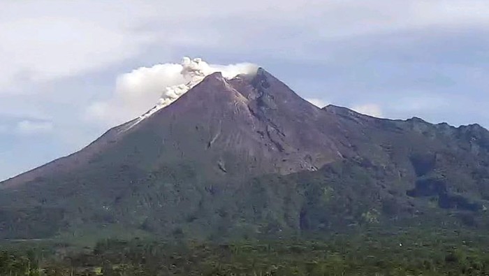 Gunung Merapi erupsi keluarkan awan panas, Sabtu (9/1/2020).