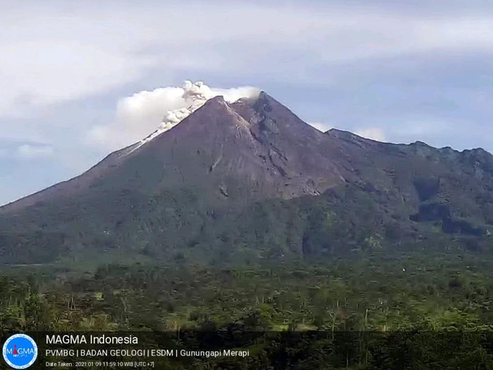 Gunung Merapi erupsi keluarkan awan panas, Sabtu (9/1/2020).