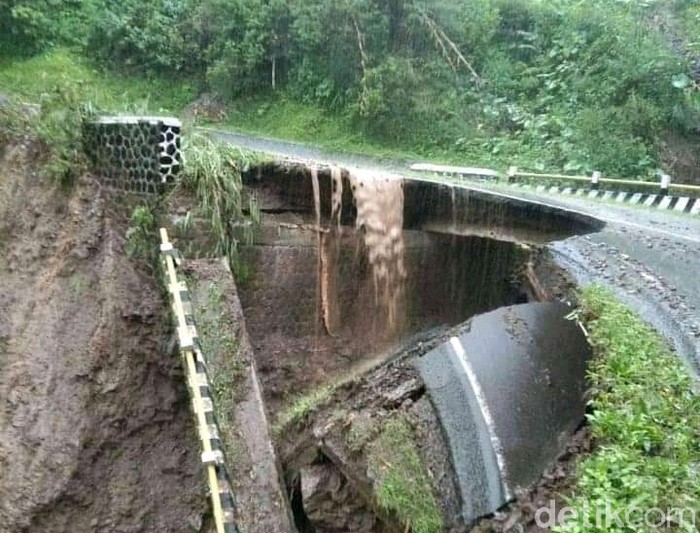 Jembatan roboh dan longsor di Garut