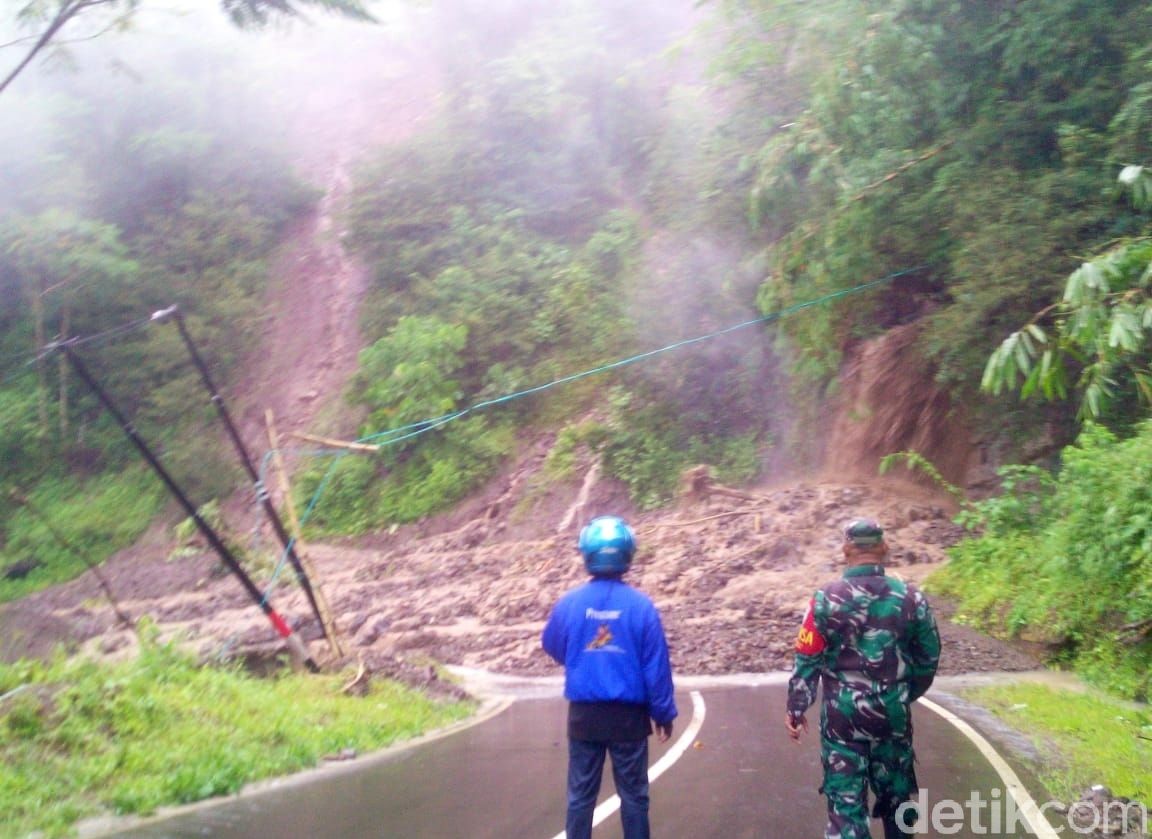Jembatan roboh dan longsor di Garut