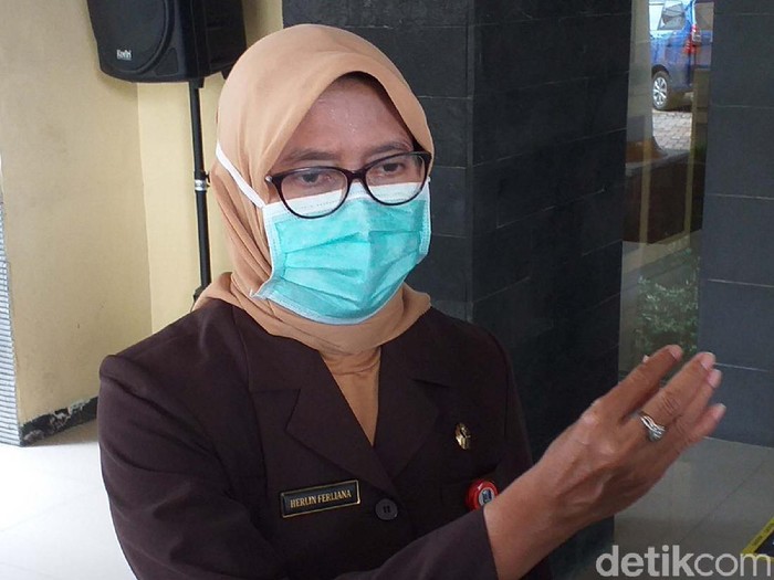 Kepala Dinas Kesehatan (Kadinkes) Jawa Timur dr Herlin Ferliana positif COVID-19